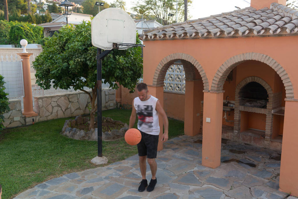 Treinamento de jogador de basquete na quadra. conceito sobre basketbal
 - Foto, Imagem