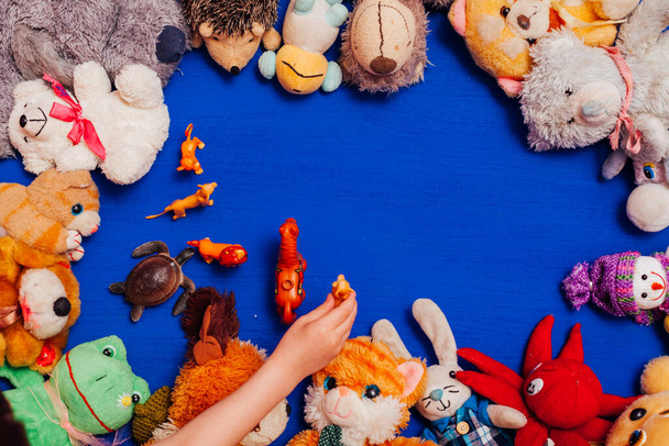 giocattoli morbidi per bambini per lo sviluppo di giochi per bambini su uno sfondo blu
 - Foto, immagini