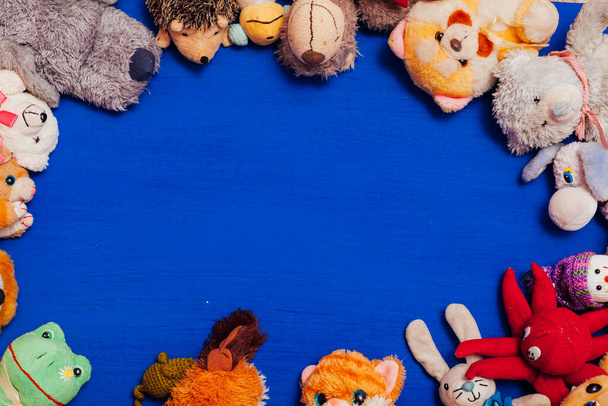 juguetes suaves para niños para desarrollar juegos de bebé sobre un fondo azul
 - Foto, imagen