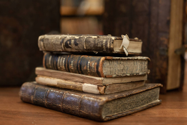 Egy halom antik érlelt könyv a fa asztalon. - Fotó, kép