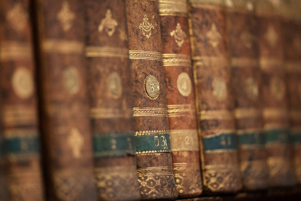 木製の棚にアンティークの古本。歴史・ノスタルジア・高齢をテーマにしたコンセプト. - 写真・画像
