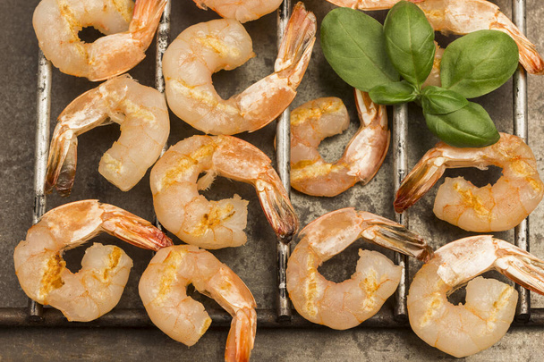 Tiger shrimps on metal grill. Grilled seafood. Flat lay. Healthy nutrition - Foto, afbeelding