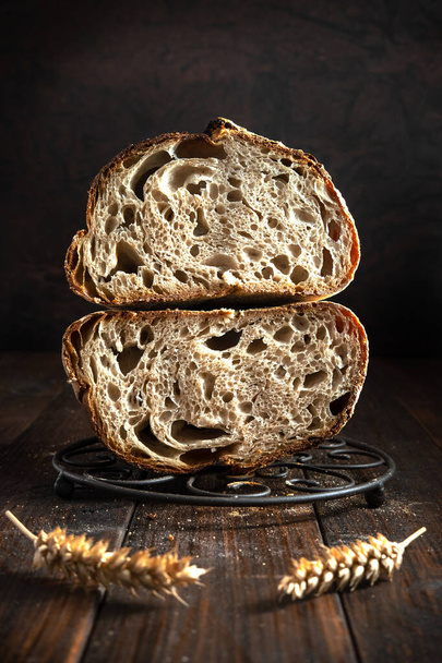 Otwórz okruszki podstawowy chleb zakwaśny przecięty na pół - Zdjęcie, obraz