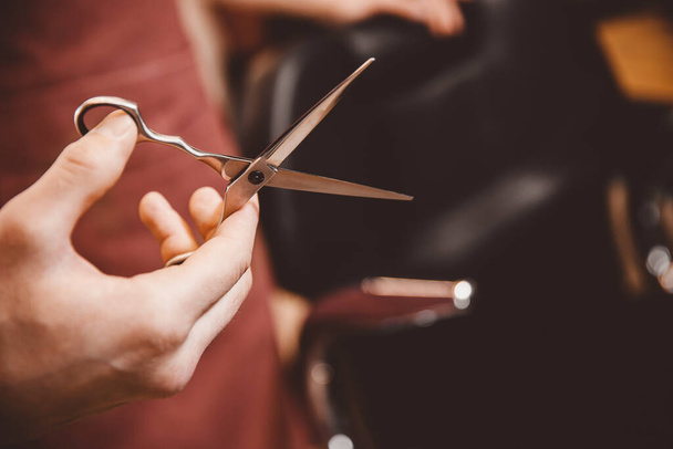 Парикмахерская крупным планом держит клиппер для стрижки волос - Фото, изображение