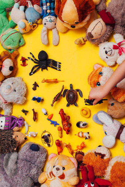 Miękkie zabawki dla dzieci do tworzenia gier dla dzieci na żółtym tle - Zdjęcie, obraz
