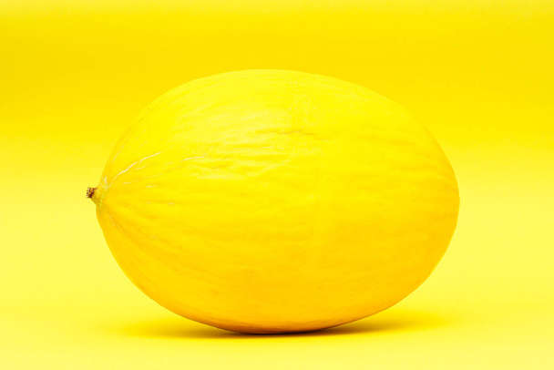 melón jugoso sobre un fondo amarillo
 - Foto, imagen