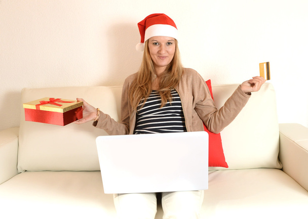 mujer compras de Navidad en línea con ordenador y tarjeta de crédito
 - Foto, imagen