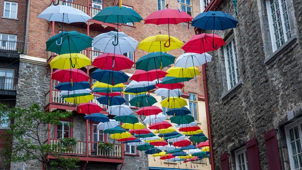 Slavné místo ve starém Quebecu s barevnými deštníky nad pěší ulicí - Fotografie, Obrázek