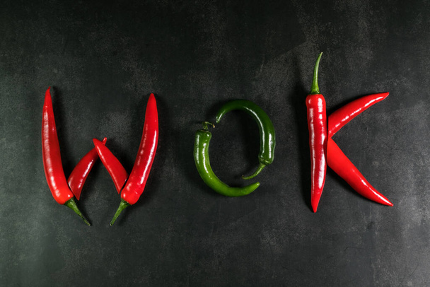 palabra wok en un oscuro fondo asiático wok
 - Foto, Imagen