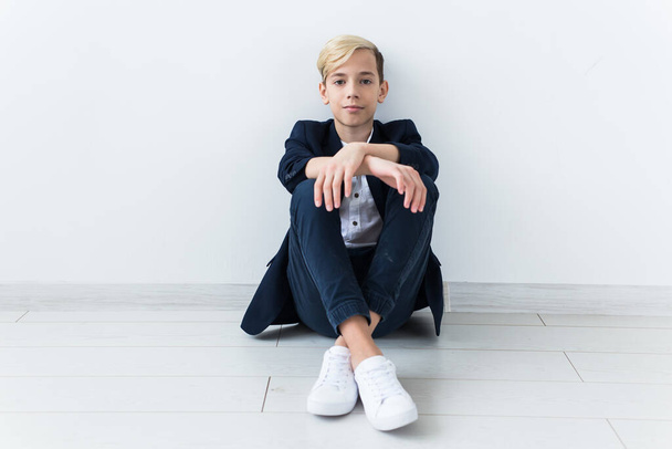Εφηβική κατάθλιψη και εφηβεία έννοια - λυπημένος έφηβος πορτρέτο κοντά σε λευκό φόντο. - Φωτογραφία, εικόνα