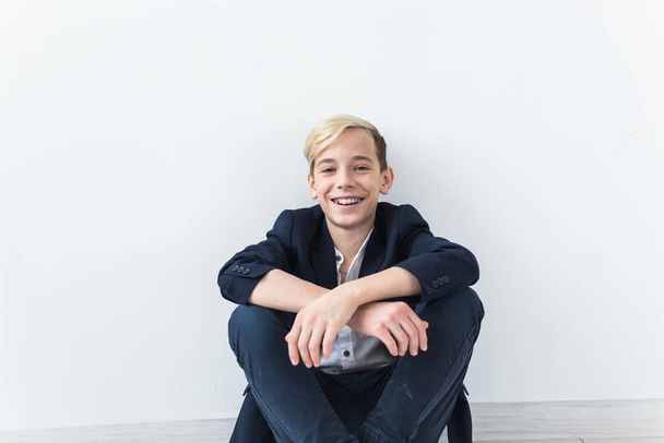 Atraktivní jedenáctiletý chlapec s rovnátky na zubech. Zubní a teenagerova koncepce. - Fotografie, Obrázek