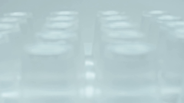 灰色に隔離されたプラスチックカップのフォーカスプル  - 映像、動画
