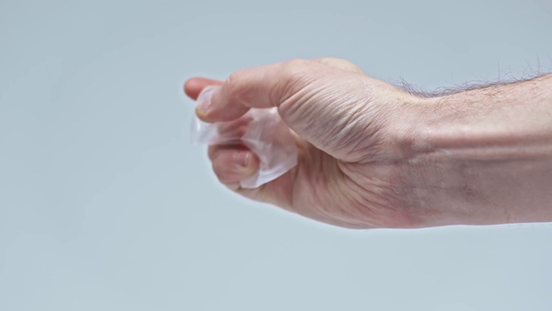 oříznutý pohled na člověka drtící plastový šálek izolovaný na šedé - Záběry, video