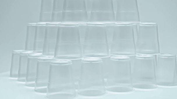pyramide de gobelets en plastique sur gris
  - Séquence, vidéo