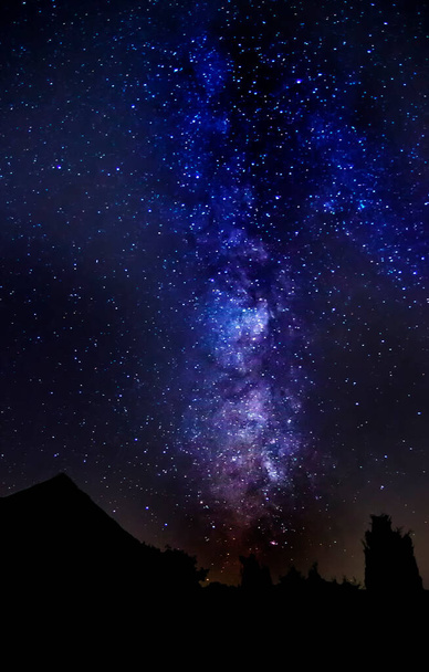 Cielo nocturno con Vía Láctea y otras estrellas
. - Foto, Imagen