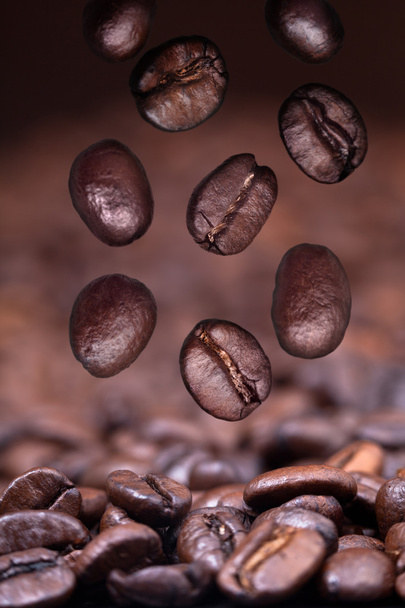 コーヒー豆の焙煎コーヒーの背景に落ちる - 写真・画像