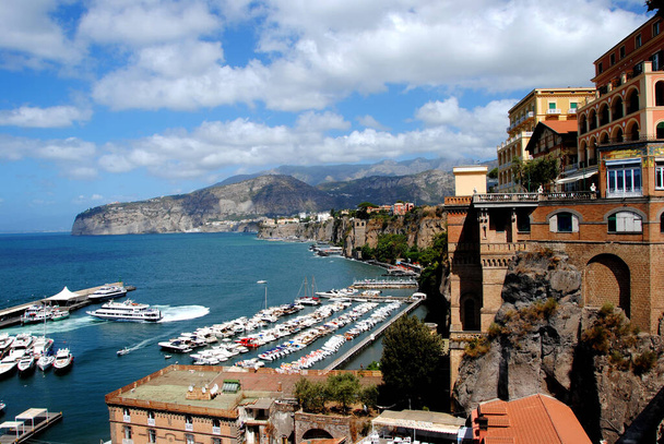 El puerto de Sorrento en Italia
 - Foto, Imagen