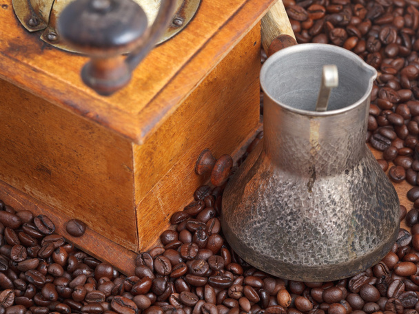 Retro handmatige koffiemolen op geroosterde bonen - Foto, afbeelding