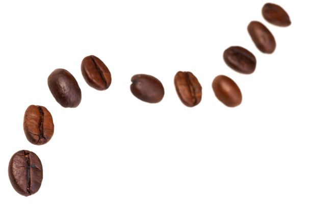 Zickzack-Muster aus vielen gerösteten Kaffeebohnen - Foto, Bild