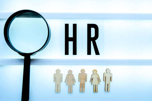 Αναζήτηση εργαζομένων HR έννοια - μεγεθυντικό φακό με αφηρημένη υπάλληλος σε λευκό φόντο. Κλείσε.. - Φωτογραφία, εικόνα