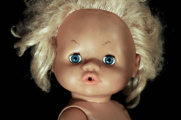Muñeca vieja sobre fondo oscuro
 - Foto, imagen