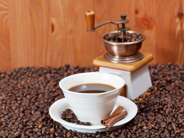 コーヒーのカップと豆の焙煎 - 写真・画像