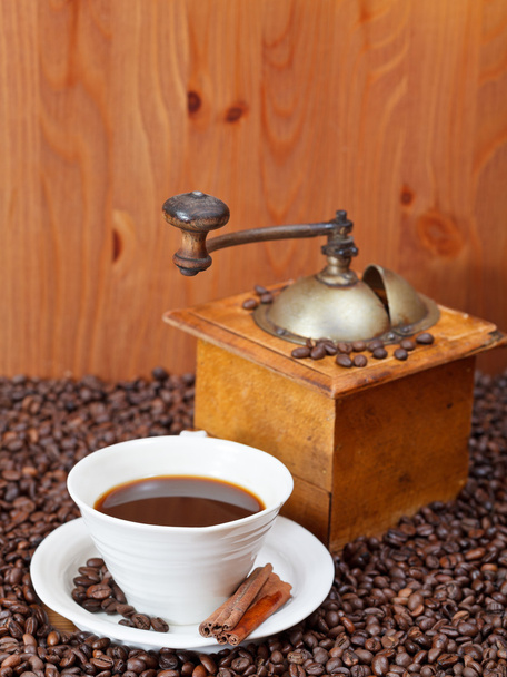 Tasse Kaffee und geröstete Bohnen - Foto, Bild