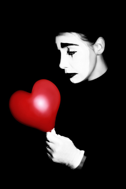 Mime with red heart - Φωτογραφία, εικόνα