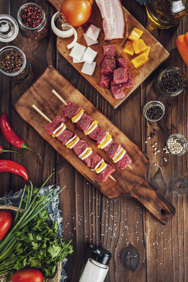 Raw meat stick with ingredients in top view - Brazilian espetinho de carne - Foto, Imagem