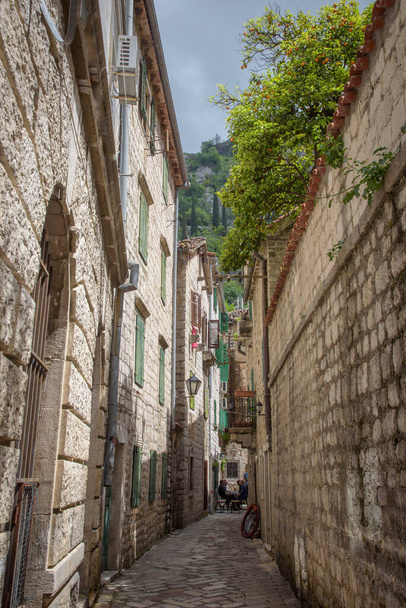 Úzká ulice s kamennými fasádami, v Kotoru, městě ležícím v zátoce Jaderského moře, v Černé Hoře, Evropa. - Fotografie, Obrázek