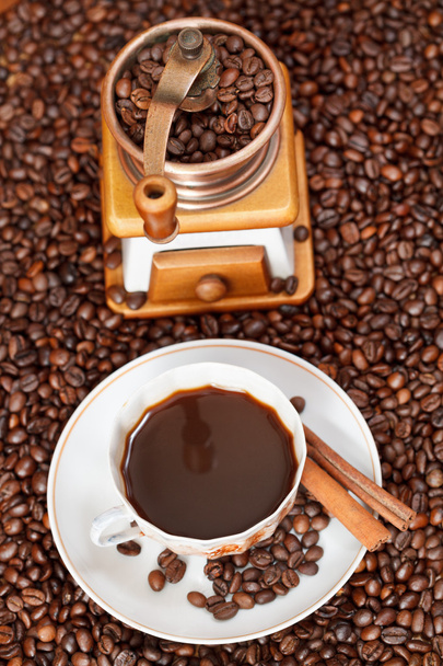 šálek kávy a restované fazolky - Fotografie, Obrázek