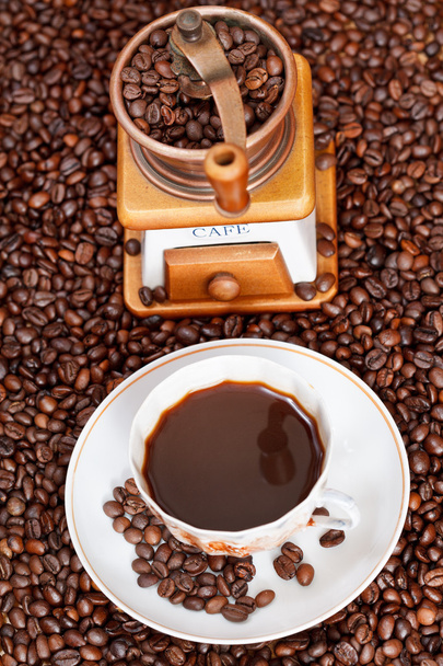 Tasse de café et grains torréfiés
 - Photo, image