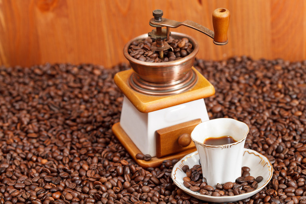 Чашка кави і смажені боби
 - Фото, зображення