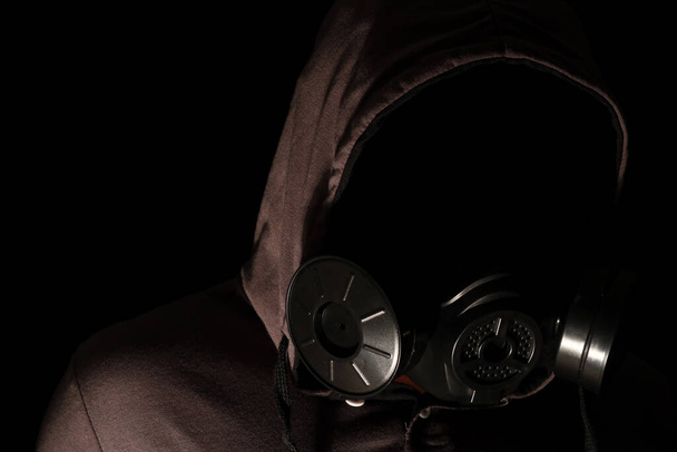 Muž nosí plynovou masku v tmavé místnosti - Fotografie, Obrázek