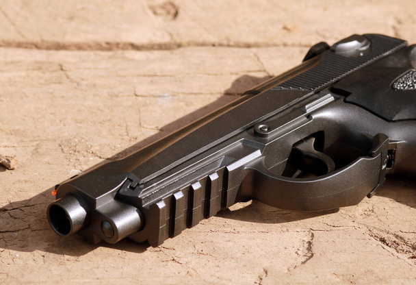 pistolet noir sur fond en bois
 - Photo, image