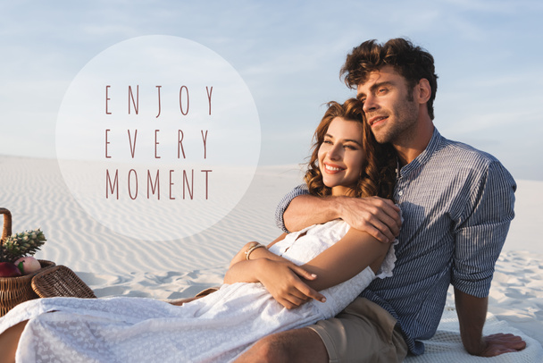 sonriente joven pareja abrazándose mientras hace un picnic en la playa, disfrutar de cada momento ilustración
 - Foto, imagen