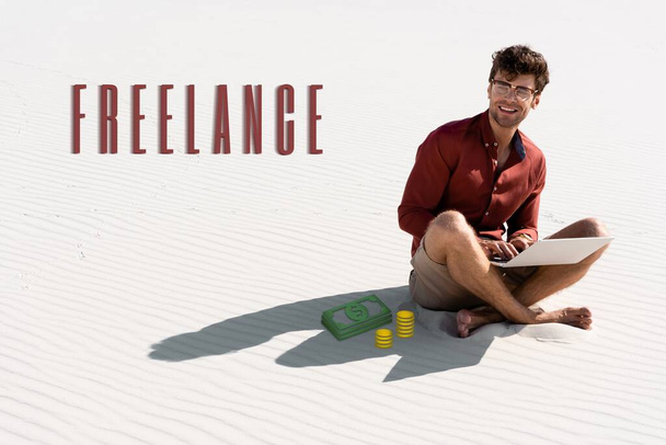 χαμογελαστός νέος ελεύθερος επαγγελματίας κάθεται σε αμμώδη παραλία με φορητό υπολογιστή, freelance εικονογράφηση  - Φωτογραφία, εικόνα