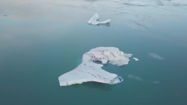 Enorme ijsbergen op natuurlijke achtergrond - Video