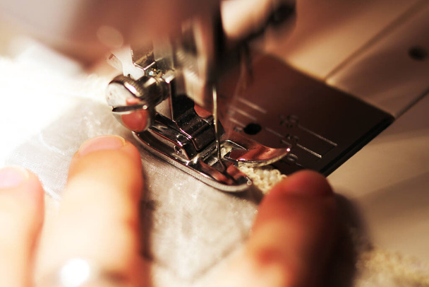 Detailní záběr šicího stroje v dílně - Fotografie, Obrázek