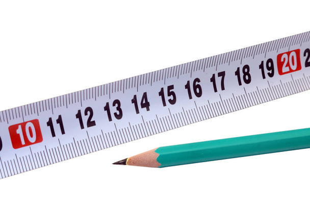 ruban à mesurer et crayon sur fond blanc  - Photo, image