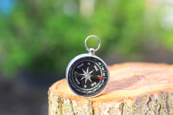 Stary kompas na naturalnym drewnianym tle - Zdjęcie, obraz