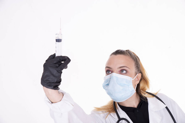 молодой врач с белым фоном и маска прививки vacine
 - Фото, изображение