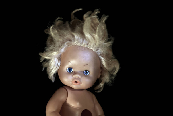 Παλιά κούκλα σε σκούρο φόντο - Φωτογραφία, εικόνα
