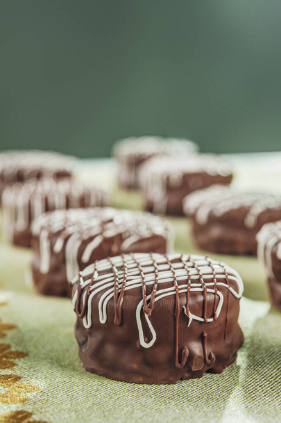 Braziliaanse zelfgemaakte honingkoekje chocolade bedekt - Pao de mel - Foto, afbeelding