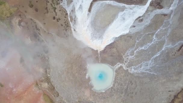 Widok z lotu ptaka na Wielki Gejzer, gejzer na Islandii dronem - Materiał filmowy, wideo