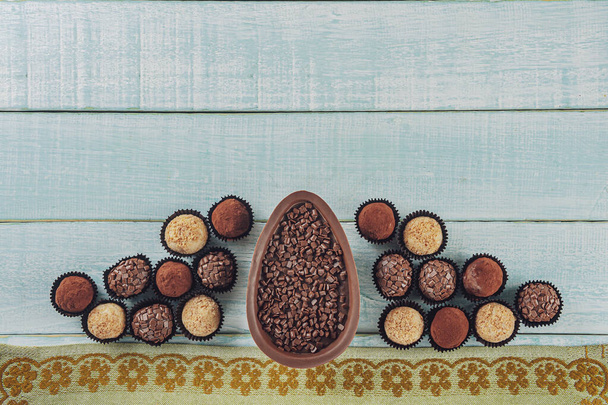 Vista dall'alto dell'uovo di cioccolato con caramelle brasiliane brigadeiros - Ovo de chocolate de colher
 - Foto, immagini