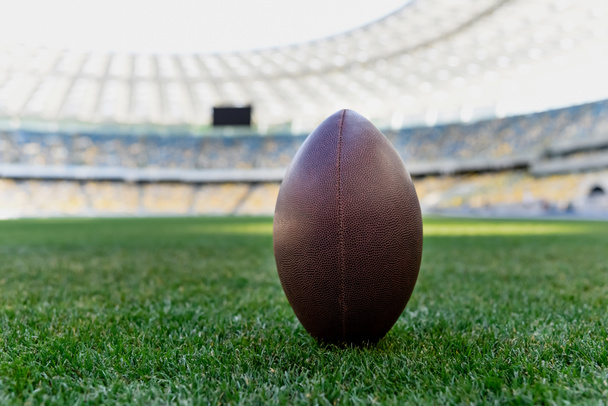 bola de rugby na grama verde no estádio com espaço de cópia
 - Foto, Imagem
