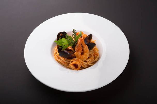 Italian seafood pasta with mussels and shrimps - Foto, Imagem