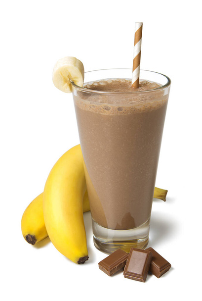 Σοκολάτα smoothie μπανάνα σε ένα ποτήρι με συστατικά που απομονώνονται σε λευκό φόντο - Φωτογραφία, εικόνα