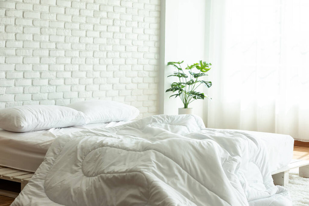 朝のベッドルームで自然光のある白い枕と毛布でベッド、目を覚ますとメッシーベッド、メッシーベッドと居心地の良いベッドルームのコンセプト - 写真・画像
